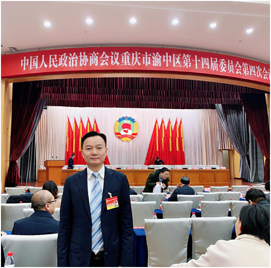 王普:重慶渝中區(qū)政協(xié)常委、民建重慶市委企專委委員、重慶人文科技學(xué)院客座教授、重慶朝天門餐飲控股集團(tuán)董事長(zhǎng)、重慶博茂餐飲集團(tuán)董事長(zhǎng)