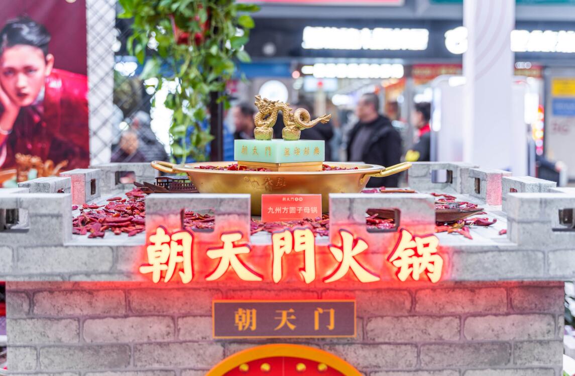 開火鍋加盟店，要學(xué)會(huì)用服務(wù)感動(dòng)顧客！