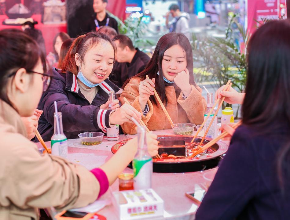 河池開火鍋加盟店，如何服務(wù)好顧客的胃？