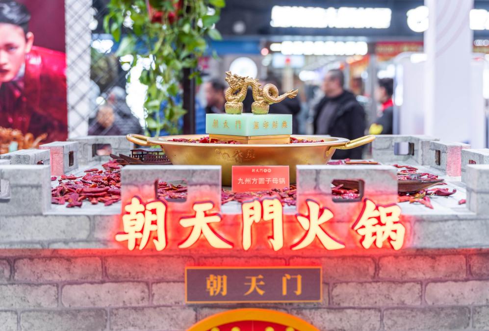 東興開火鍋加盟店，三招讓你生意興?。? /> 
</p>
<p>
	1.做好服務(wù)者
</p>
<p>
	想要開好火鍋加盟店，就必須得充分發(fā)揮員工的重要性和作用。員工是直接服務(wù)者，亦是品牌形象的塑造和文化的傳播者，他們服務(wù)的細(xì)致度、體貼度和包含的人情味和溫度，都彰顯著一個品牌的價值，是門店核心的競爭力量之一。
</p>
<p>
	因此，對于如何開好店這一問題，我們十分強(qiáng)調(diào)員工服務(wù)的重要性，要讓服務(wù)的理念深入人心，另外還得提供標(biāo)準(zhǔn)化的服務(wù)，保障服務(wù)節(jié)奏和效率，與此同時，也要讓員工的服務(wù)更加人性化和個性化，要能從關(guān)切員工需求的角度預(yù)判顧客的需求內(nèi)容，從而提供附加服務(wù)（比如幫顧客去除衣物油污、為顧客調(diào)蘸料等等）。
</p>
<p>
	2.做好推銷員
</p>
<p>
	<a href=