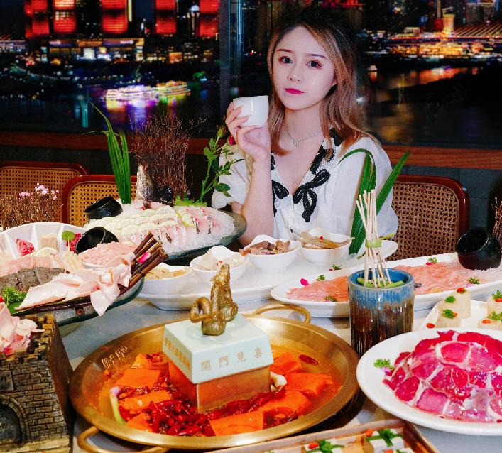 重慶餐飲加盟什么項(xiàng)目啟動(dòng)難度?。? /> 
</p>
<p>
	首先：集中配送，統(tǒng)一標(biāo)準(zhǔn)
</p>
<p>
	一直以來，連鎖火鍋加盟憑借快速?gòu)?fù)制、標(biāo)準(zhǔn)統(tǒng)一的特色，與其他餐飲形成了鮮明的對(duì)比，產(chǎn)業(yè)優(yōu)勢(shì)也日益凸顯。傳統(tǒng)的餐飲需要一位大廚，并且很難做好味道的把控，今天可能咸一點(diǎn)，明天口味可能淡一點(diǎn)，味道隨時(shí)發(fā)生變動(dòng)。而火鍋所有核心原料（底料、香油、特色化產(chǎn)品）皆是按照統(tǒng)一標(biāo)準(zhǔn)生產(chǎn)，集中配送，能有效減少口感差異，保持味道恒定不變。
</p>
<p>
	其次：出品模板化，工序簡(jiǎn)單
</p>
<p>
	要想<a href=