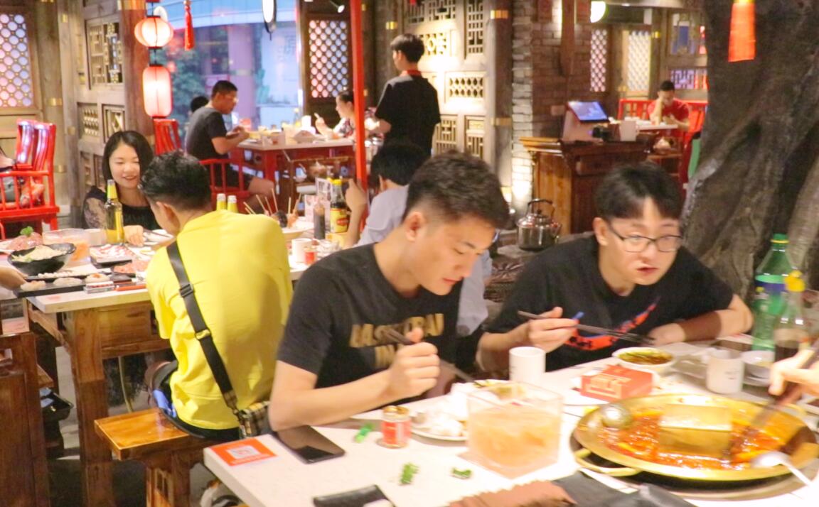 火鍋店桌椅，這么選！居然還提高了營業(yè)額？