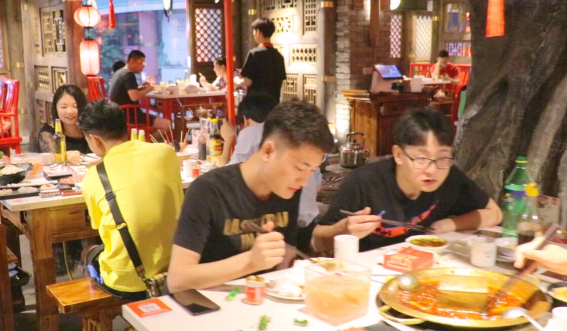 重慶火鍋，推出低價套餐，生意是否好？